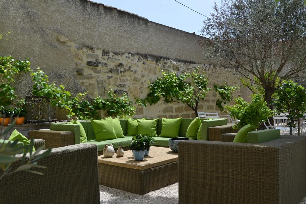Mas A L'Improviste Bed & Breakfast Maillane ภายนอก รูปภาพ