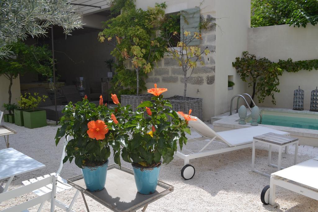 Mas A L'Improviste Bed & Breakfast Maillane ภายนอก รูปภาพ
