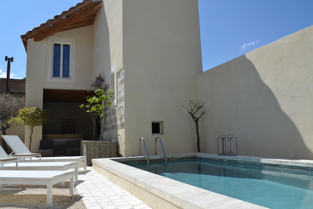 Mas A L'Improviste Bed & Breakfast Maillane ภายนอก รูปภาพ